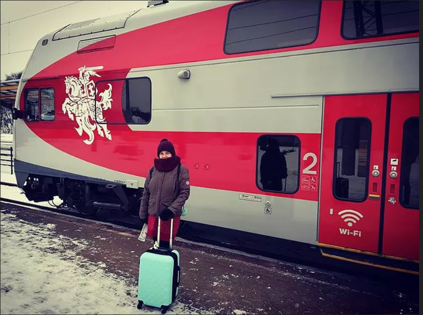 imageOfGirlAndTrain